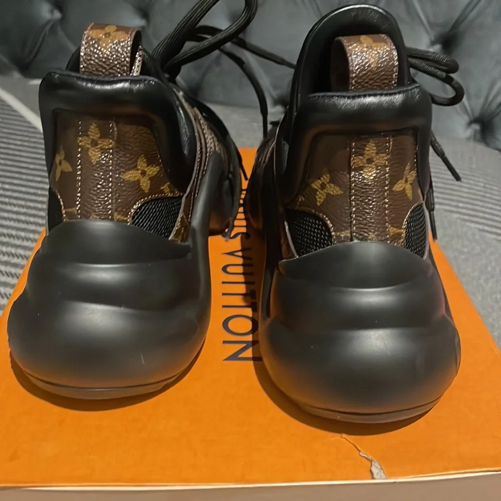 Louis Vuitton - Picture 10 of 11